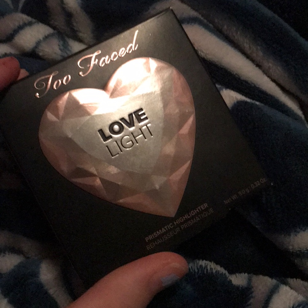 Too faced love light highlighter